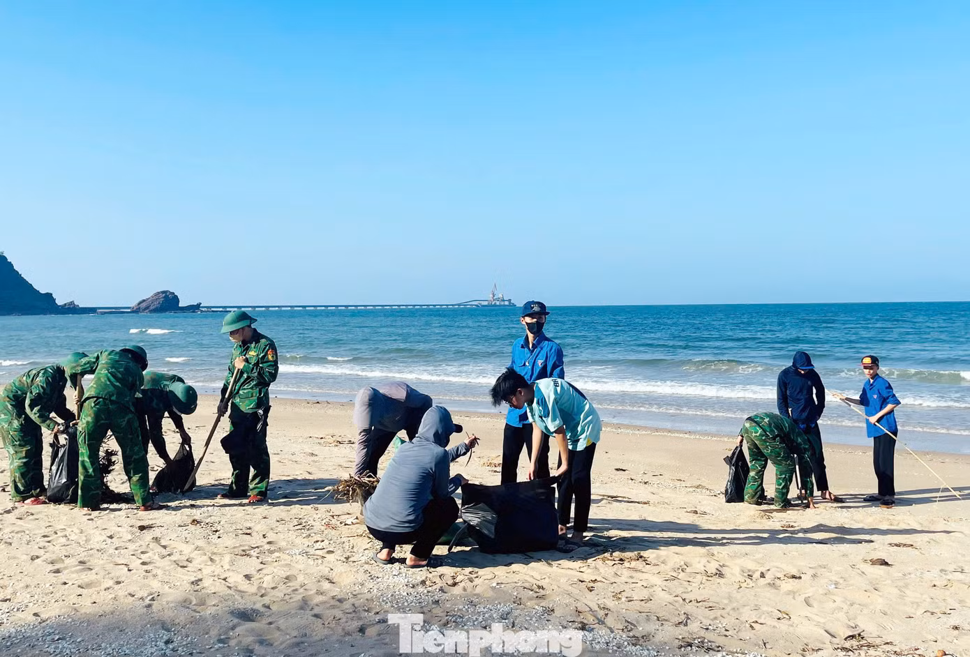 Ban tổ chức và các đơn vị phối hợp tổ chức hoạt động “Chung tay vệ sinh môi trường biển” trong buổi lễ ra quân Chiến dịch Kỳ nghỉ hồng. Ban tổ chức và các đơn vị phối hợp tổ chức hoạt động “Chung tay vệ sinh môi trường biển” trong buổi lễ ra quân Chiến dịch Kỳ nghỉ hồng.