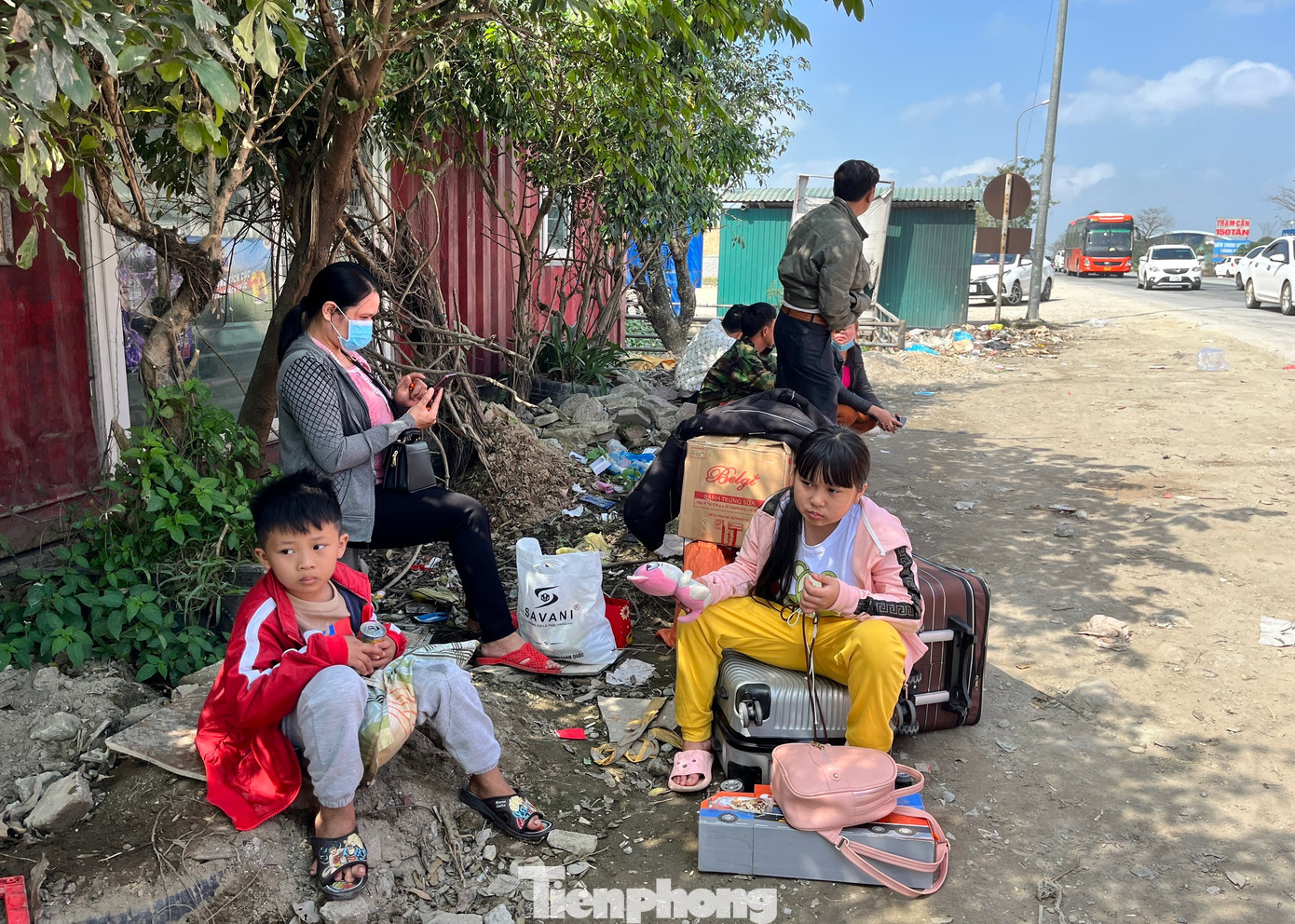 Tại ngã tư xã Hưng Thịnh (huyện Hưng Nguyên, Nghệ An), nhiều gia đình cùng con nhỏ lỉnh kỉnh đồ đạc ra đón xe khách trở lại nơi làm việc sau những ngày về quê ăn Tết ngắn ngủi.