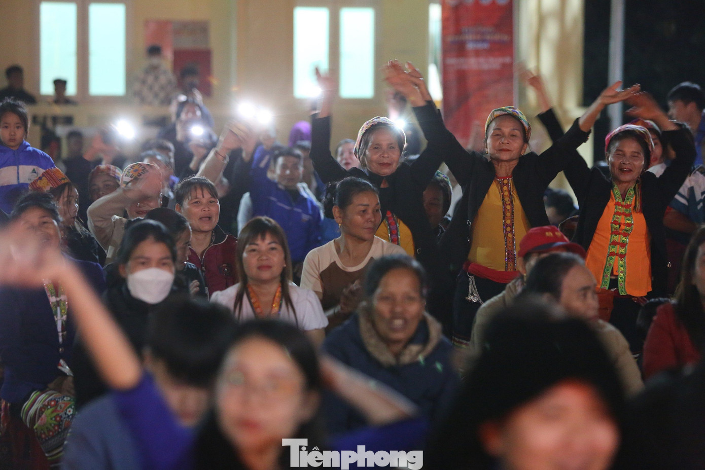 Bà con nhân dân chăm chú theo dõi chương trình.