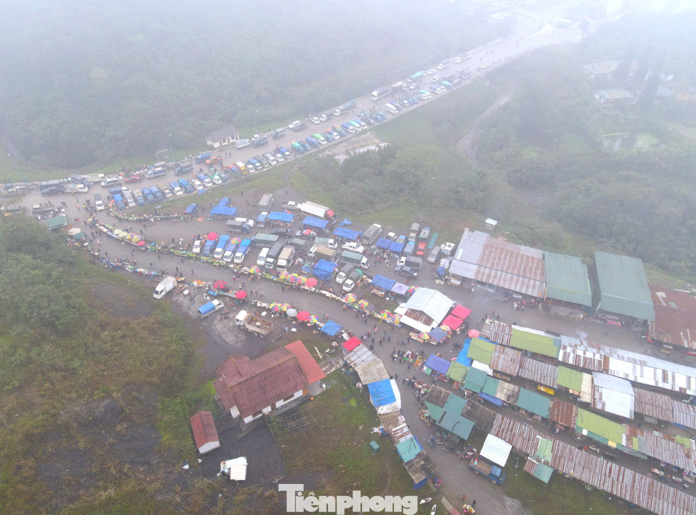 Chợ biên Nậm Cắn nằm ở khoảnh đất trống giữa 2 cửa khẩu quốc tế Nậm Cắn (xã Nậm Cắn, huyện Kỳ Sơn, Nghệ An) và cửa khẩu Lào, cách trung tâm thành phố Vinh (Nghệ An) gần 300 km, cách trung tâm huyện Kỳ Sơn gần 30 km. Vì nằm giữa 2 cửa khẩu nên chợ còn có tên gọi khác là chợ Đoàn Kết. Chợ biên Nậm Cắn nằm ở khoảnh đất trống giữa 2 cửa khẩu quốc tế Nậm Cắn (xã Nậm Cắn, huyện Kỳ Sơn, Nghệ An) và cửa khẩu Lào, cách trung tâm thành phố Vinh (Nghệ An) gần 300 km, cách trung tâm huyện Kỳ Sơn gần 30 km. Vì nằm giữa 2 cửa khẩu nên chợ còn có tên gọi khác là chợ Đoàn Kết.