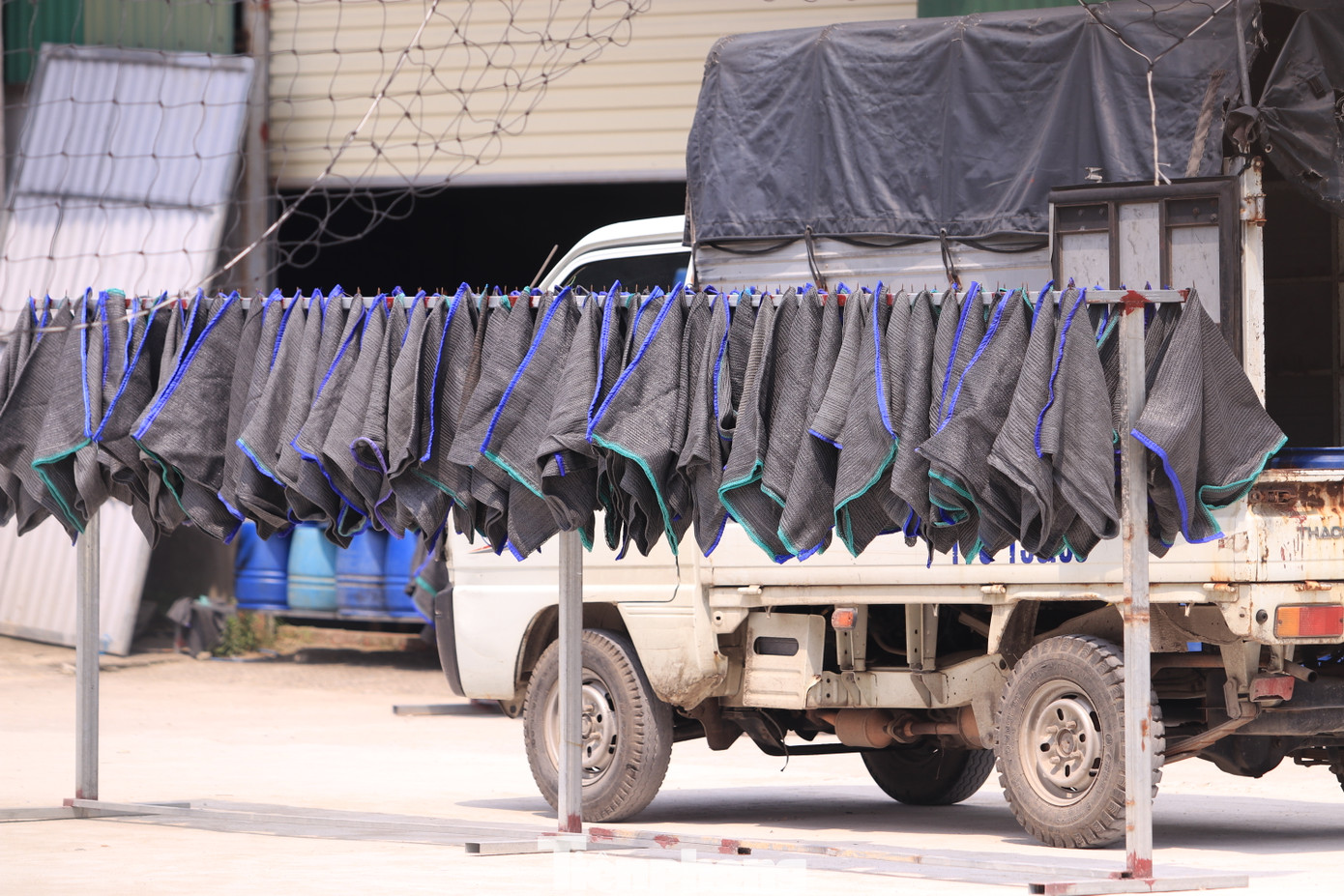 Các thùng nhựa, dụng cụ được tập kết xung quanh nhà kho. Bên ngoài thùng nhựa bám đầy chất trắng. Các thùng nhựa, dụng cụ được tập kết xung quanh nhà kho. Bên ngoài thùng nhựa bám đầy chất trắng.