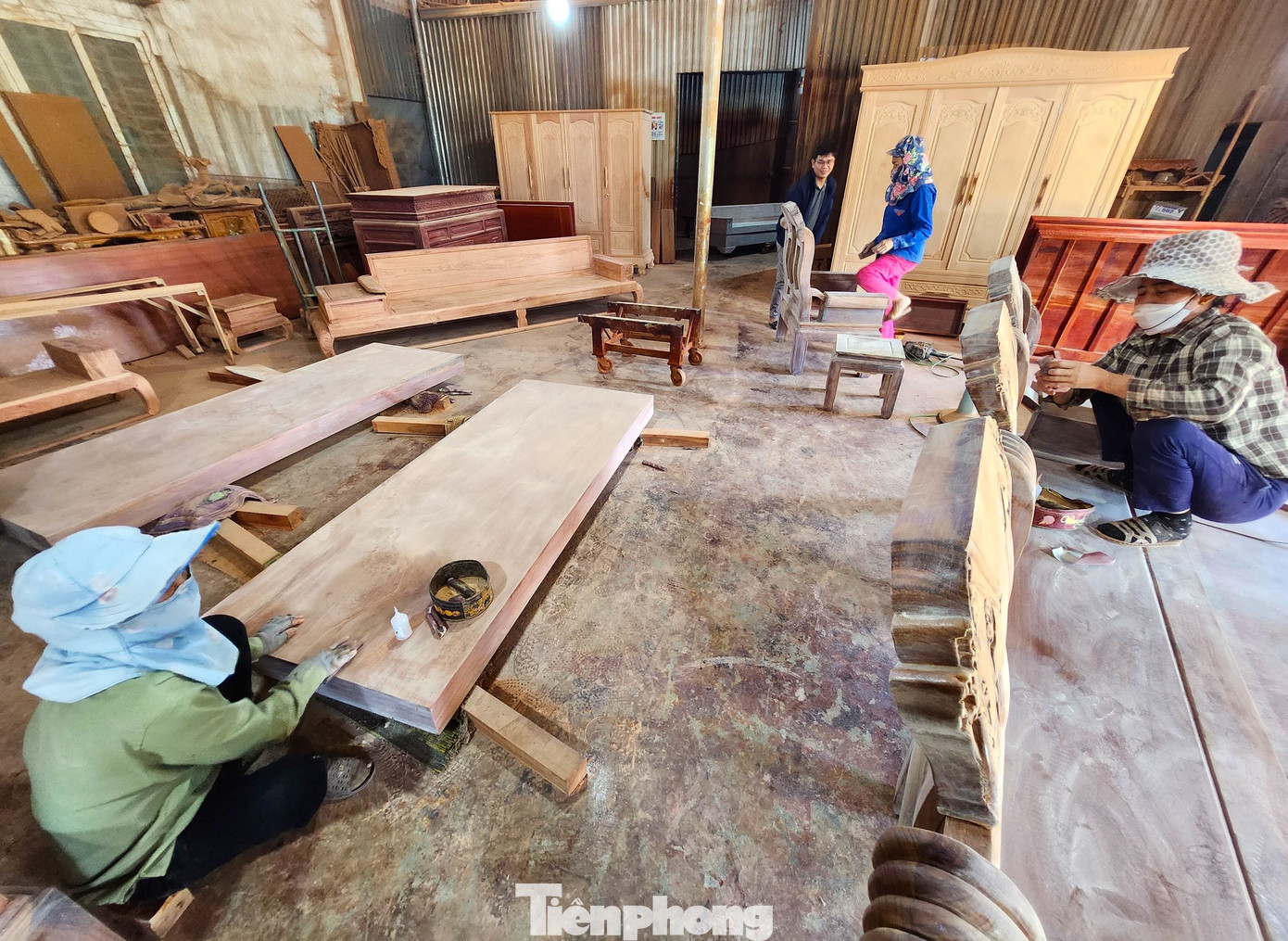 Công việc làm mộc thất thường vì hàng tắc đầu ra khiến nhiều công nhân làm mộc phải bỏ nghề chuyển sang công việc khác hoặc đi xuất khẩu lao động. Công việc làm mộc thất thường vì hàng tắc đầu ra khiến nhiều công nhân làm mộc phải bỏ nghề chuyển sang công việc khác hoặc đi xuất khẩu lao động.