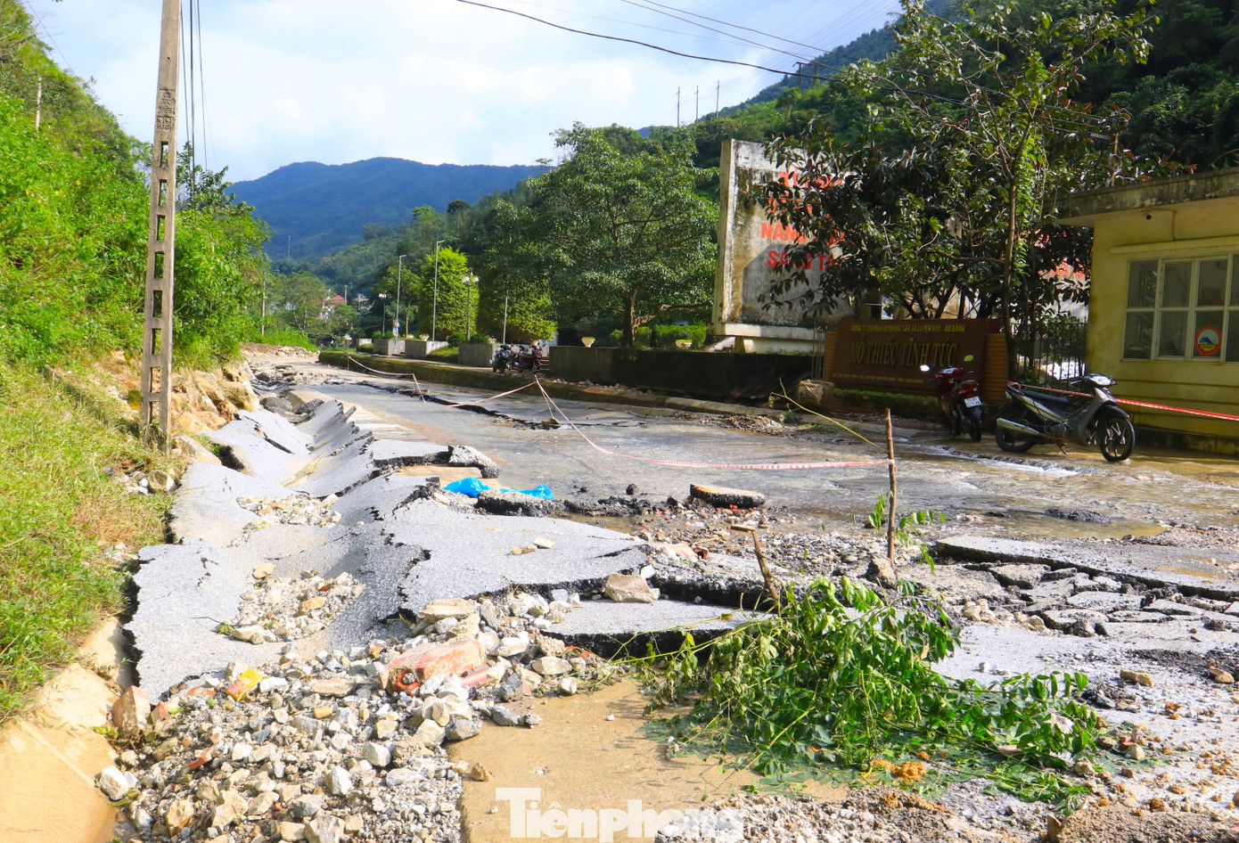 Mưa lớn, nước từ thung lũng đổ xuống mạnh khiến một đoạn gần 100m mặt quốc lộ 34 đoạn qua Mỏ thiếc Tĩnh Túc bị bong tróc.