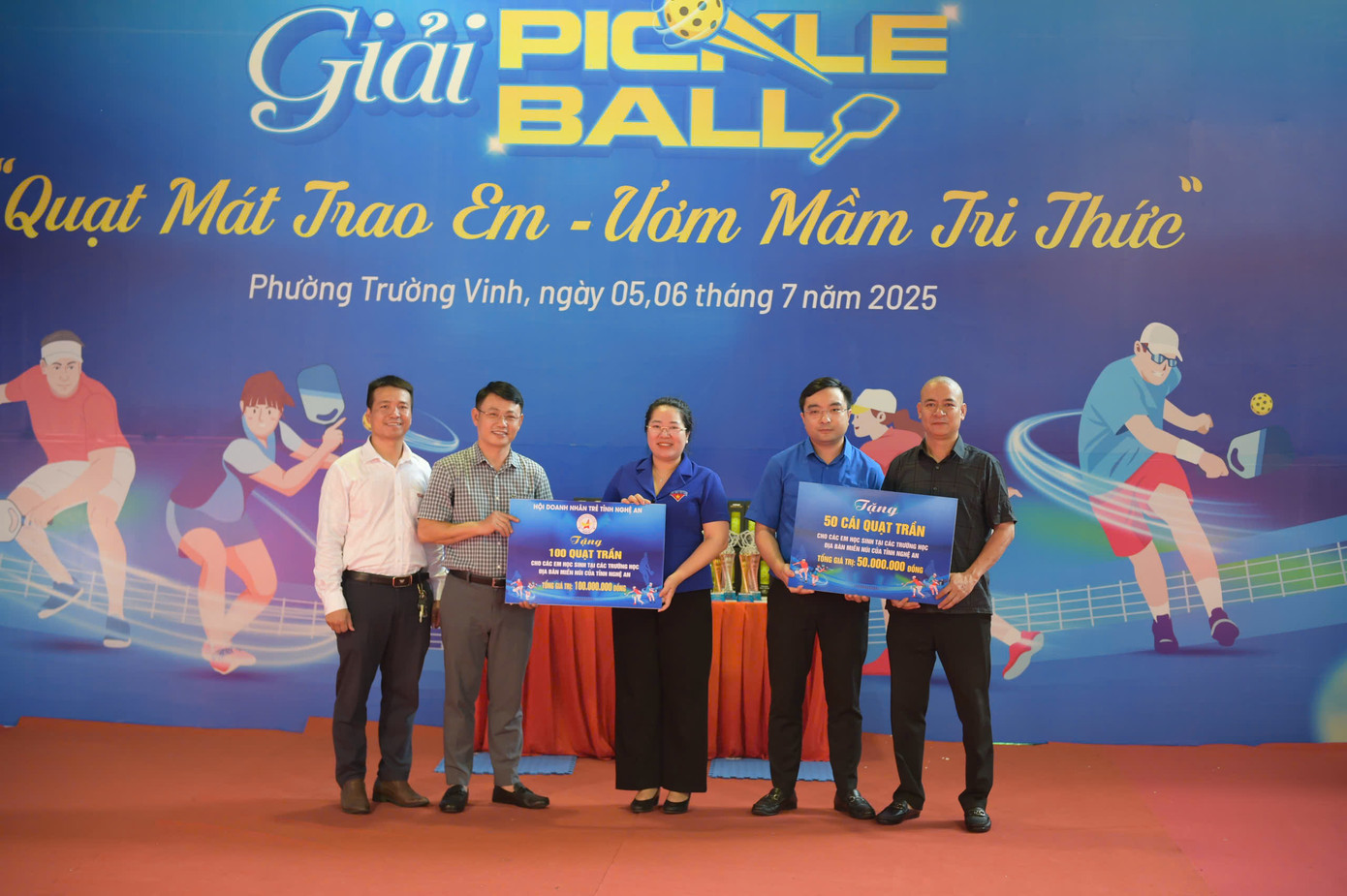 Các đơn vị trao tặng biển tượng trưng 150 quạt trần đến Ban tổ chức để lắp đặt cho các em học sinh miền núi trên địa bàn tỉnh Nghệ An. Các đơn vị trao tặng biển tượng trưng 150 quạt trần đến Ban tổ chức để lắp đặt cho các em học sinh miền núi trên địa bàn tỉnh Nghệ An.