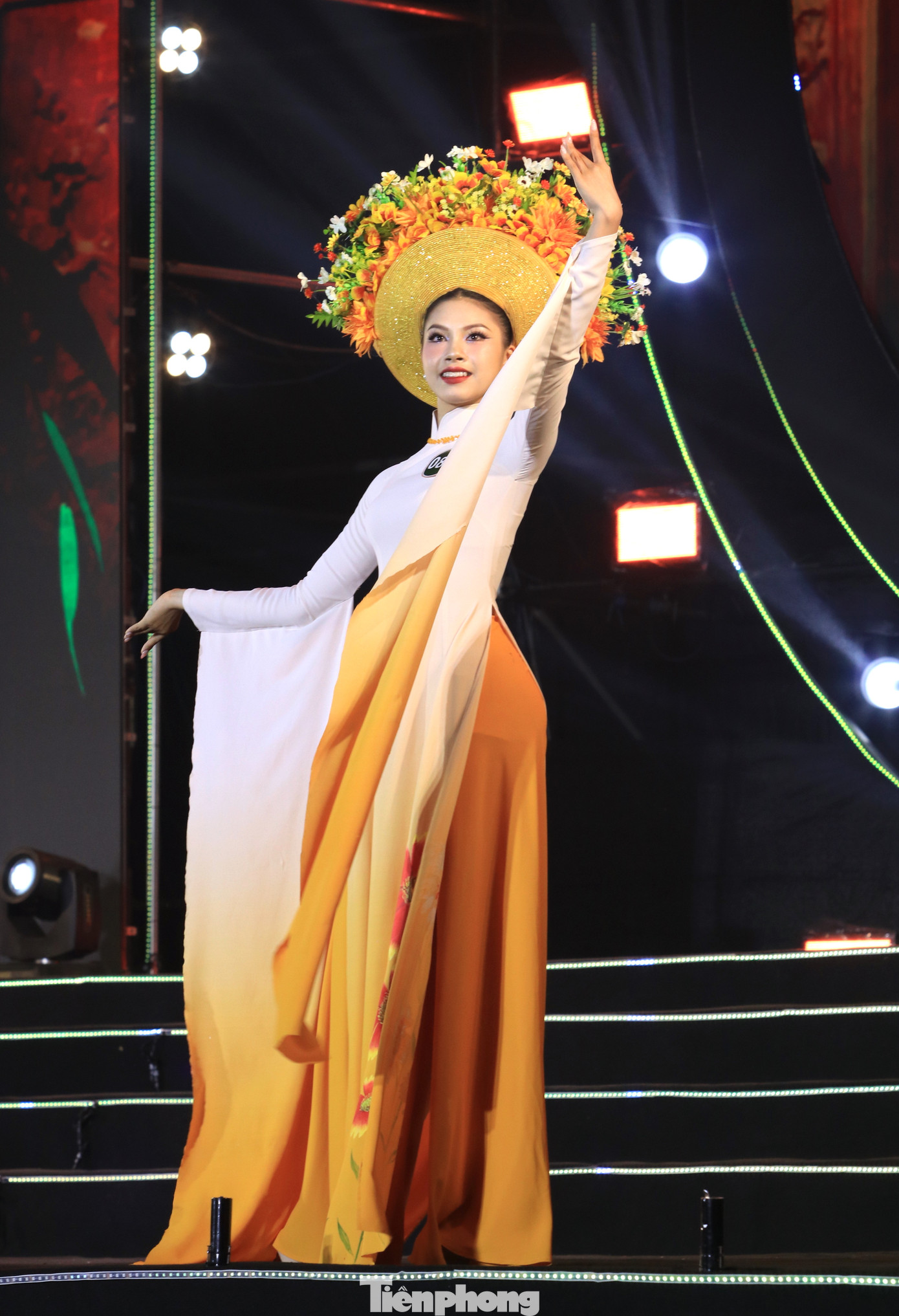 Các thí sinh đẹp dịu dàng trong những tà áo dài duyên dáng.