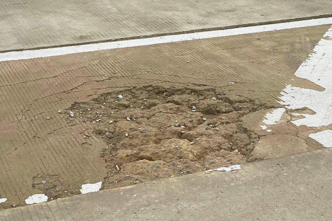 Xuất hiện "ổ gà", điểm bong tróc trên cao tốc Diễn Châu - Bãi Vọt.