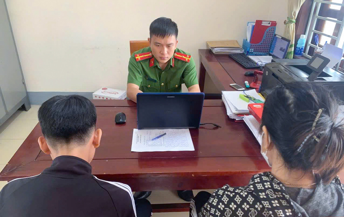 P.T.N. (áo đen) bị khởi tố tội "Làm nhục người khác". P.T.N. (áo đen) bị khởi tố tội "Làm nhục người khác".