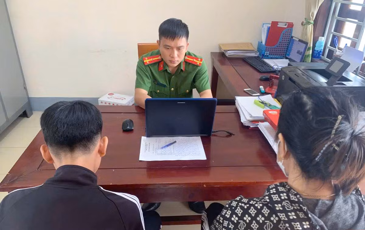 P.T.N. (áo đen) bị khởi tố tội "Làm nhục người khác".