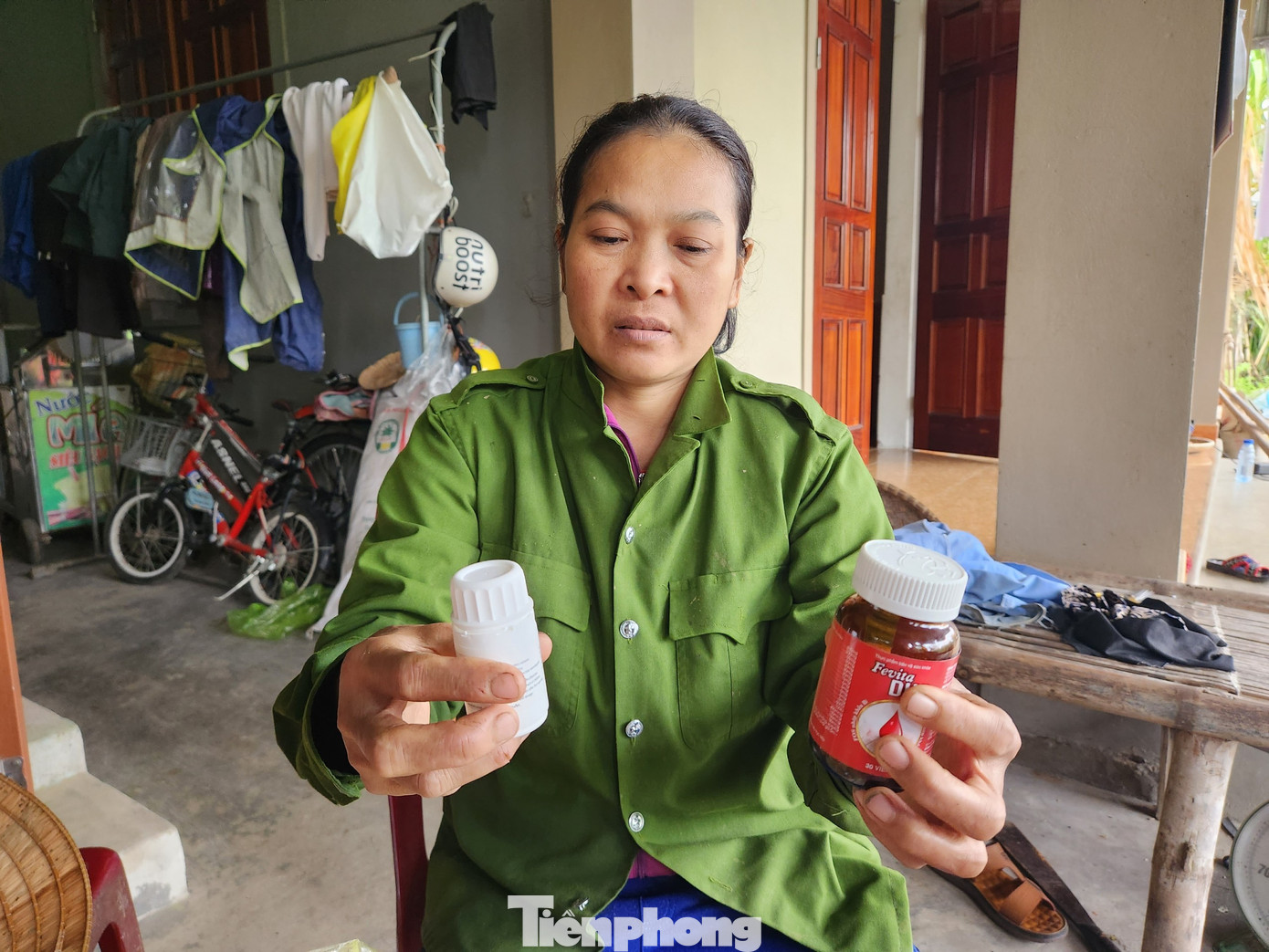 Chị Đinh Thị Thắm (trú xã Nghi Long, Nghi Lộc, Nghệ An) cho biết chị mắc bệnh bụi phổi thể trung bình. Hằng ngày chị phải sử dụng nhiều loại thuốc.