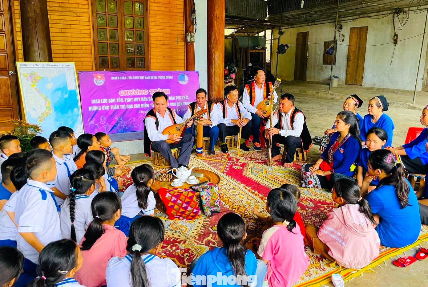Tham gia chương trình, đoàn viên thanh niên và các em học sinh trên địa bàn thị trấn Thạch Giám, huyện Tương Dương được tìm hiểu về nét đẹp truyền thống văn hóa dân tộc Thái, nghề dệt thổ cẩm. Đồng thời, các bạn trẻ được nhiều nghệ nhân của CLB cồng chiêng, khắc luống Tương Dương cùng CLB Bảo tồn & Phát huy các nhạc cụ dân tộc huyện Tương Dương giới thiệu, hướng dẫn cách sử dụng nhạc cụ truyền thống. Thông qua chương trình nhằm giáo dục tinh thần yêu nước, tinh thần tự tôn dân tộc cho các bạn đoàn viên thanh niên, các em học sinh và mong muốn đưa hoạt động bảo tồn, giữ gìn bản sắc văn hóa đi vào chiều sâu.