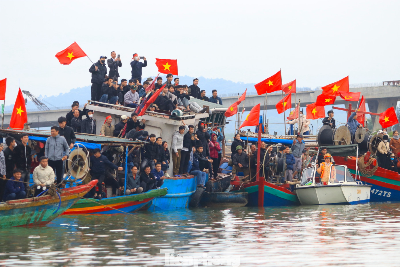 Những chiếc thuyền đánh cá nhỏ cũng chở đầy các cổ động viên mang theo cờ, băng rôn, khẩu hiệu để cổ vũ cho đội đua của mình. Những chiếc thuyền đánh cá nhỏ cũng chở đầy các cổ động viên mang theo cờ, băng rôn, khẩu hiệu để cổ vũ cho đội đua của mình.