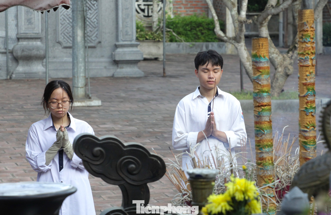 Đứng trước bàn thờ, các em học sinh ai cũng thành tâm cầu khấn những mong được một sức khỏe tốt, một kỳ thi suôn sẻ và may mắn.
