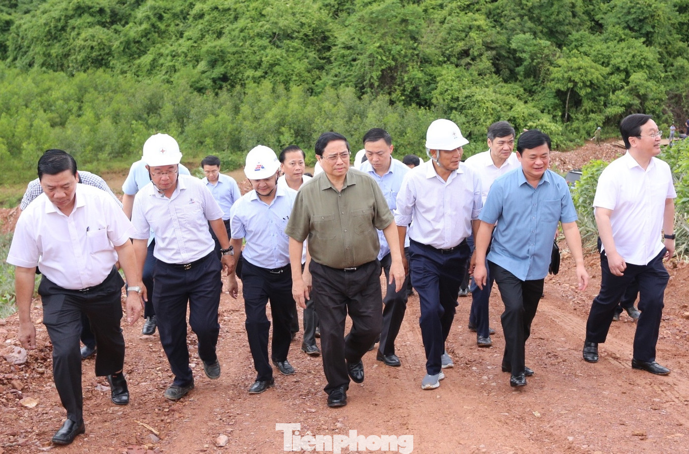 Thủ tướng Phạm Minh Chính dẫn đầu đoàn công tác đến kiểm tra hiện trạng thi công cột VT22 tại xã Quỳnh Trang (thị xã Hoàng Mai, Nghệ An) trong dự án đường dây 500kV mạch 3 Quảng Trạch - Phố Nối. Thủ tướng Phạm Minh Chính dẫn đầu đoàn công tác đến kiểm tra hiện trạng thi công cột VT22 tại xã Quỳnh Trang (thị xã Hoàng Mai, Nghệ An) trong dự án đường dây 500kV mạch 3 Quảng Trạch - Phố Nối.