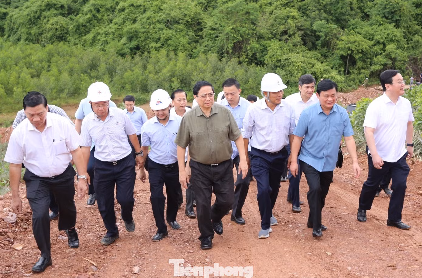 Thủ tướng Phạm Minh Chính dẫn đầu đoàn công tác đến kiểm tra hiện trạng thi công cột VT22 tại xã Quỳnh Trang (thị xã Hoàng Mai, Nghệ An) trong dự án đường dây 500kV mạch 3 Quảng Trạch - Phố Nối.