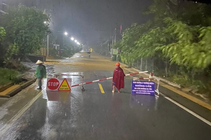 Tuyến đường mòn qua địa bàn xã Khai Sơn (Anh Sơn, Nghệ An) bị ngập sâu trong đêm 26/9. Tuyến đường mòn qua địa bàn xã Khai Sơn (Anh Sơn, Nghệ An) bị ngập sâu trong đêm 26/9.