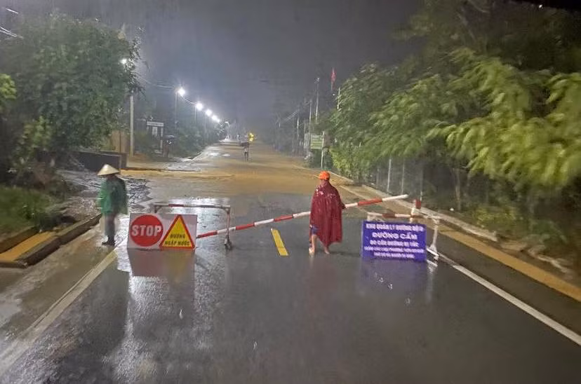 Tuyến đường mòn qua địa bàn xã Khai Sơn (Anh Sơn, Nghệ An) bị ngập sâu trong đêm 26/9. Tuyến đường mòn qua địa bàn xã Khai Sơn (Anh Sơn, Nghệ An) bị ngập sâu trong đêm 26/9.