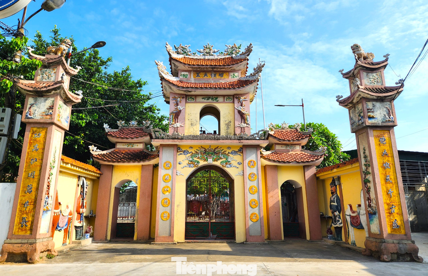 Đền Mai Bảng nằm ở phường Nghi Thủy (thị xã Cửa Lò, tỉnh Nghệ An). Theo các cụ cao niên trong làng, đền Mai Bảng được xây dựng từ năm 1780, lúc đó chỉ là một gian mái tranh. Đền Mai Bảng nằm ở phường Nghi Thủy (thị xã Cửa Lò, tỉnh Nghệ An). Theo các cụ cao niên trong làng, đền Mai Bảng được xây dựng từ năm 1780, lúc đó chỉ là một gian mái tranh.