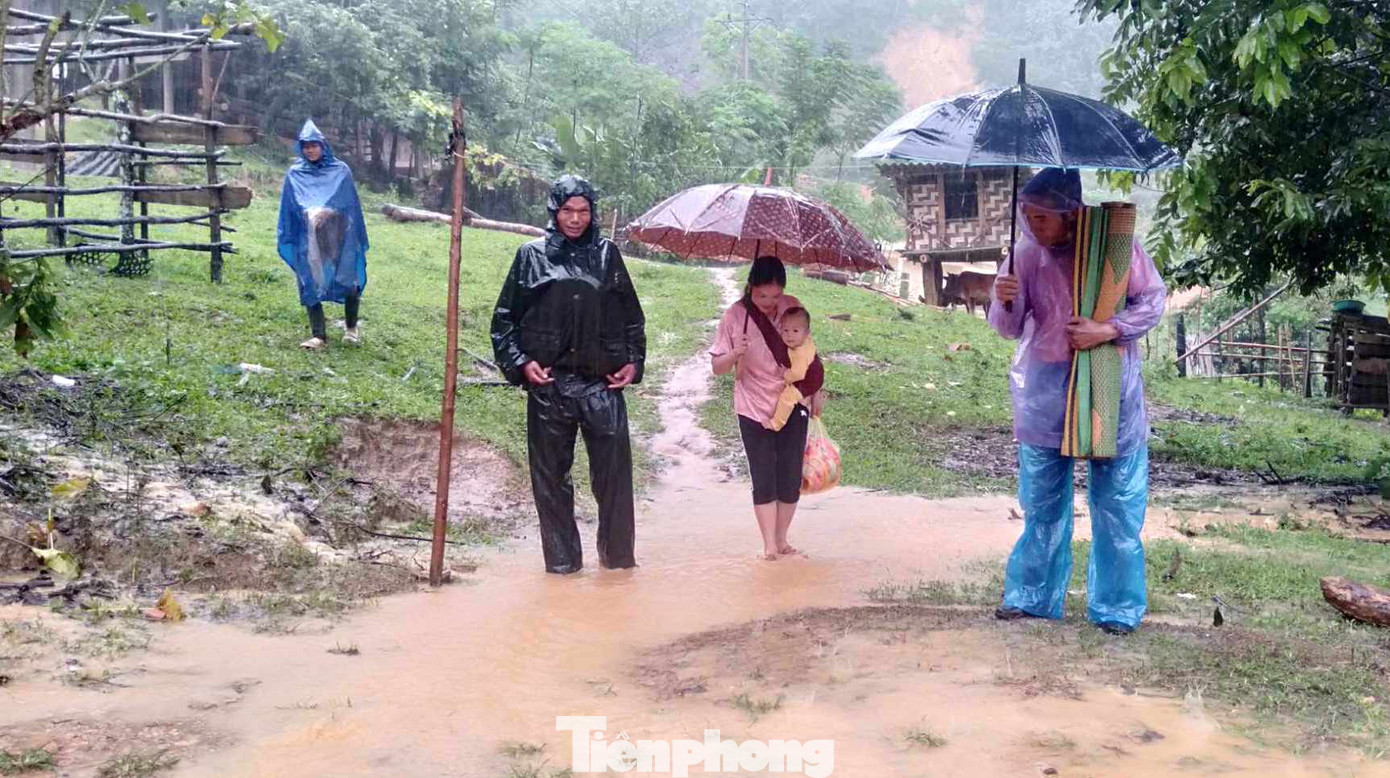 Ngày 8/9, ông Cụt Văn Thắng - Phó Chủ tịch UBND xã Bảo Nam (huyện Kỳ Sơn, Nghệ An) cho biết, để đảm bảo an toàn tính mạng của người dân trước, trong và sau cơn bão số 3, xã này đã di dời 40 hộ dân tại bản Nam Tiến 2 đến nơi tránh trú an toàn. Hiện tại 40 hộ dân vẫn đang tiếp tục được giữ lại nơi tránh trú ẩn đến khi trời tạnh mưa, bảo đảm an toàn mới được trở về lại nhà cũ. Ngày 8/9, ông Cụt Văn Thắng - Phó Chủ tịch UBND xã Bảo Nam (huyện Kỳ Sơn, Nghệ An) cho biết, để đảm bảo an toàn tính mạng của người dân trước, trong và sau cơn bão số 3, xã này đã di dời 40 hộ dân tại bản Nam Tiến 2 đến nơi tránh trú an toàn. Hiện tại 40 hộ dân vẫn đang tiếp tục được giữ lại nơi tránh trú ẩn đến khi trời tạnh mưa, bảo đảm an toàn mới được trở về lại nhà cũ.