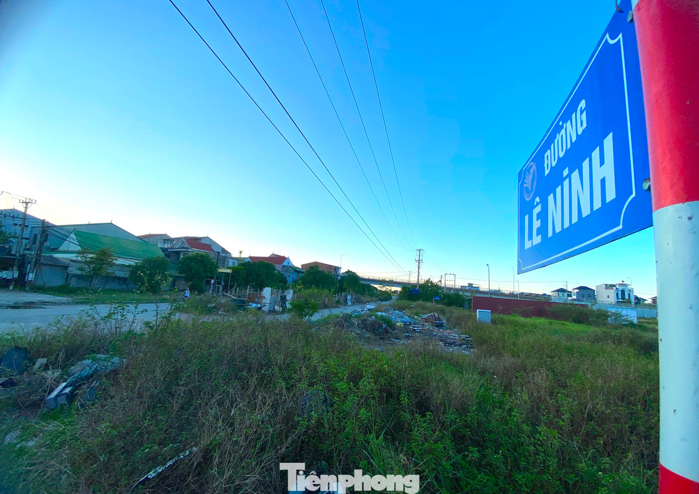 Trao đổi với PV, một lãnh đạo Ban Quản lý dự án đầu tư và xây dựng TP Vinh cho biết, có nhiều nguyên nhân dẫn đến tuyến đường thi công kéo dài, có cả nguyên nhân chủ quan và nguyên nhân khách quan. Hiện về phần vốn đã được bố trí sẵn. Riêng phần giải phóng mặt bằng do còn vướng mắc, xác định nguồn gốc đất, thay đổi chính sách, luật nên phải chờ để đền bù đúng đối tượng.