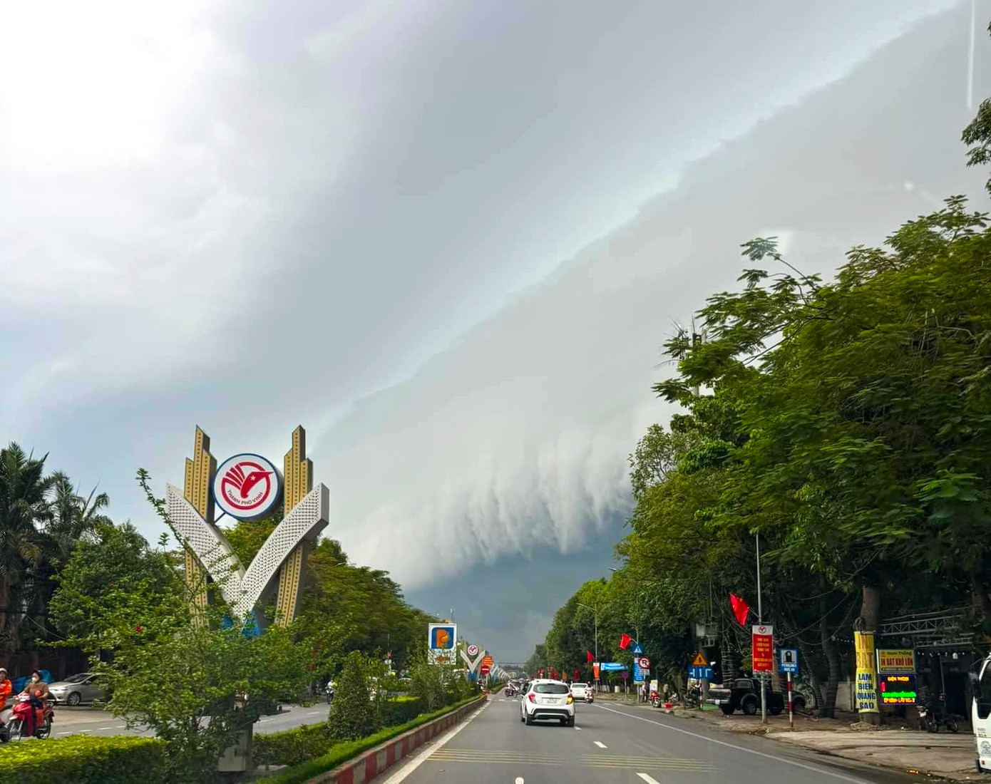 Đám mây lớn xuất hiện như đợt "sóng thần" bay ngang qua các tuyến phố ở thành phố Vinh (Nghệ An) vào sáng 6/9. Đám mây lớn xuất hiện như đợt "sóng thần" bay ngang qua các tuyến phố ở thành phố Vinh (Nghệ An) vào sáng 6/9.