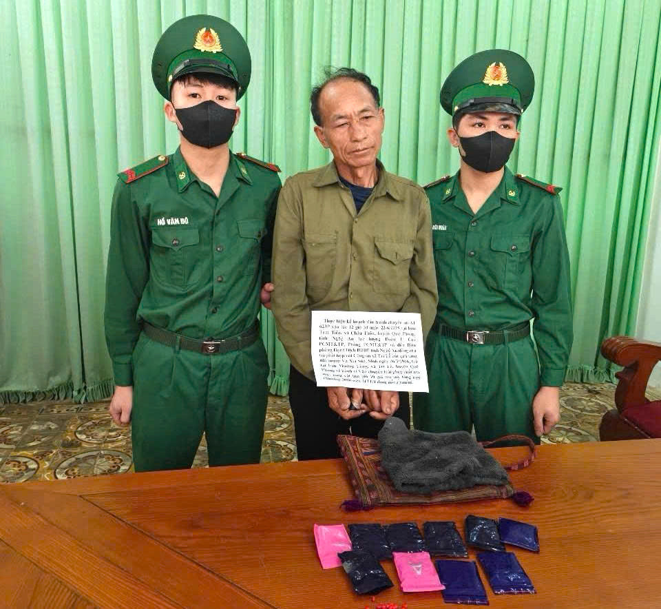 Đối tượng Và Xìa Súa cùng tang vật là 2.000 viên ma túy.