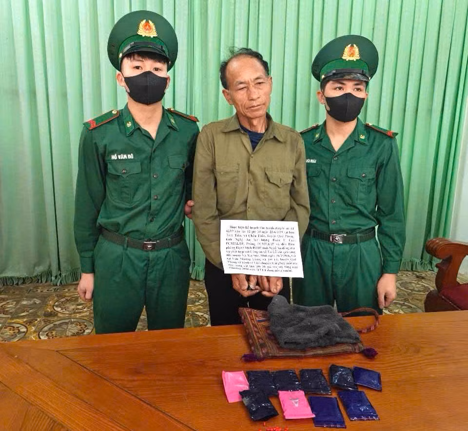 Đối tượng Và Xìa Súa cùng tang vật là 2.000 viên ma túy.