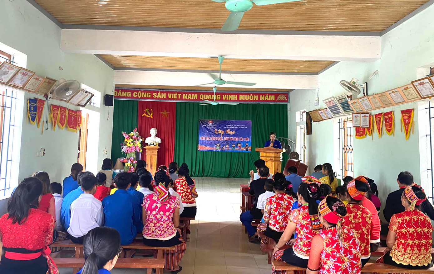 Lớp học được tổ chức ngay tại hội trường của thôn bản Bộng (xã Thành Sơn, Anh Sơn, Nghệ An). Ngoài những đoàn viên thanh niên, những em học sinh nhỏ tuổi cũng đến đăng ký để tham gia học. Giảng viên tham gia giảng dạy sẽ là những nghệ nhân trong câu lạc bộ.