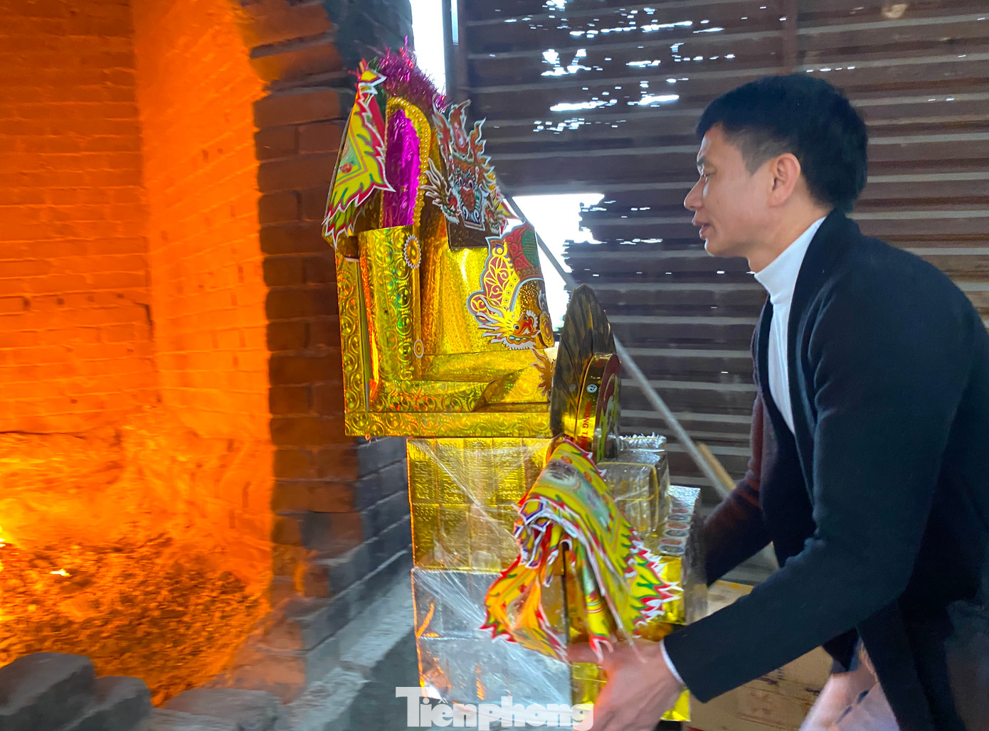 Sau khi thực hiện xong các nghi thức cúng, những mâm lễ vàng, ngựa giấy được đưa đến lò để hóa vàng. Sau khi thực hiện xong các nghi thức cúng, những mâm lễ vàng, ngựa giấy được đưa đến lò để hóa vàng.