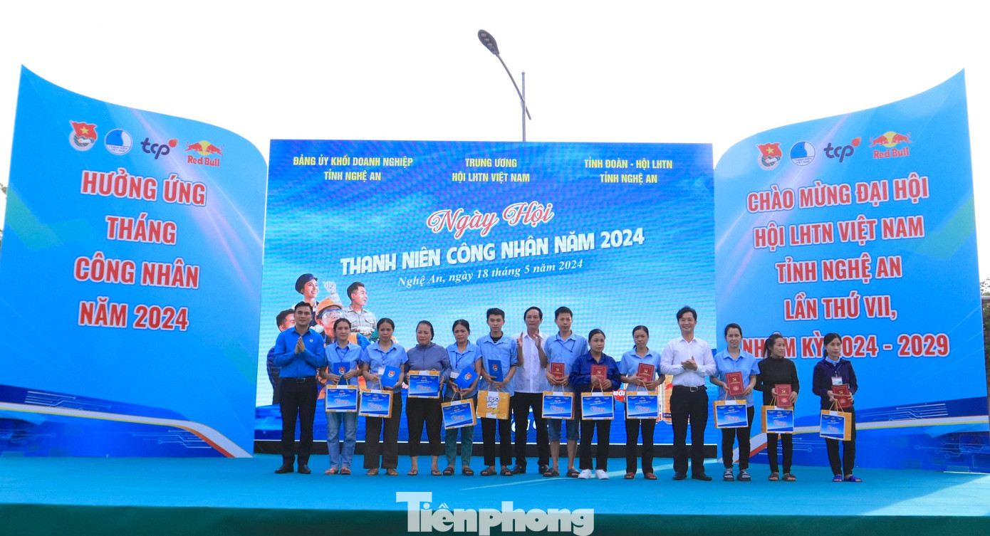 Ban tổ chức cũng tiến hành trao tặng 20 suất quà dành cho 20 thanh niên công nhân có hoàn cảnh khó khăn của công ty CP May Halotexco. Ban tổ chức cũng tiến hành trao tặng 20 suất quà dành cho 20 thanh niên công nhân có hoàn cảnh khó khăn của công ty CP May Halotexco.