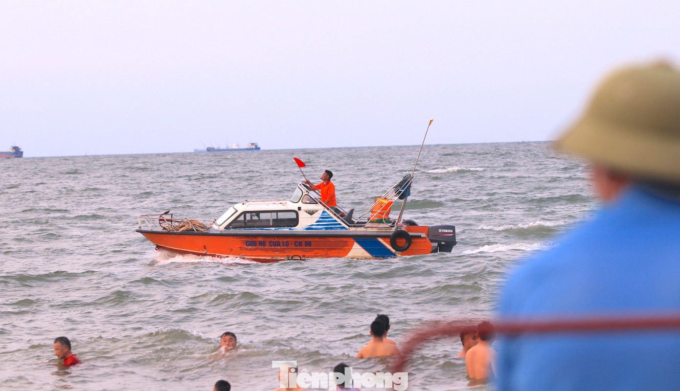 Để đảm bảo an toàn cho du khách tắm biển, lực lượng chức năng đã bố trí nhiều đội cứu hộ túc trực trên bờ cũng như ca nô chạy dọc biển để theo dõi và sẵn sàng xử lý các tình huống khẩn cấp. Để đảm bảo an toàn cho du khách tắm biển, lực lượng chức năng đã bố trí nhiều đội cứu hộ túc trực trên bờ cũng như ca nô chạy dọc biển để theo dõi và sẵn sàng xử lý các tình huống khẩn cấp.