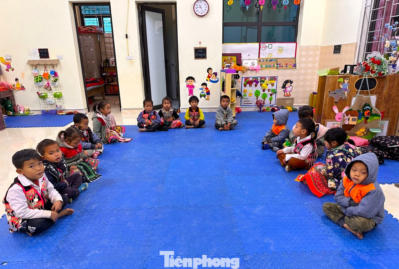 Ở trong lớp học kín nên nhiệt độ ấm hơn. Trong lớp có thảm xốp để các em học sinh ngồi hoạt động.