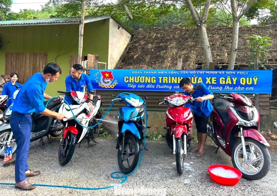 Sau khi lên kế hoạch, đoàn xã đã huy động 15 đoàn viên ra lập 2 điểm để rửa xe cho người dân.