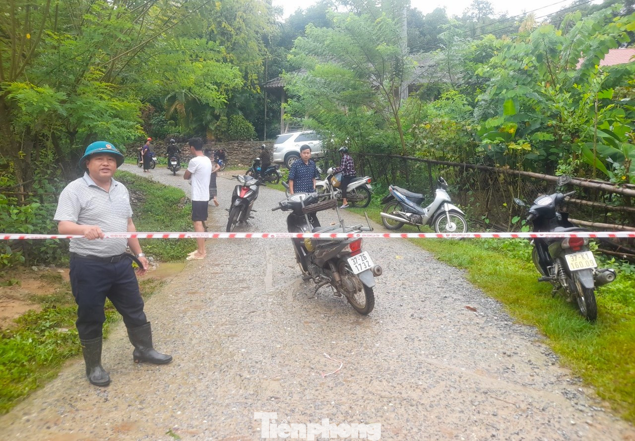 Hiện tại có hàng trăm điểm sạt lở lớn nhỏ trên các tuyến từ trung tâm các xã đến các bản và đường nội bản vẫn chưa thể thông đường. Các cơ quan chức năng huyện Kỳ Sơn đã đến kiểm tra, chăng dây, cắm biển cảnh báo để người dân không đi vào những vị trí nguy hiểm.