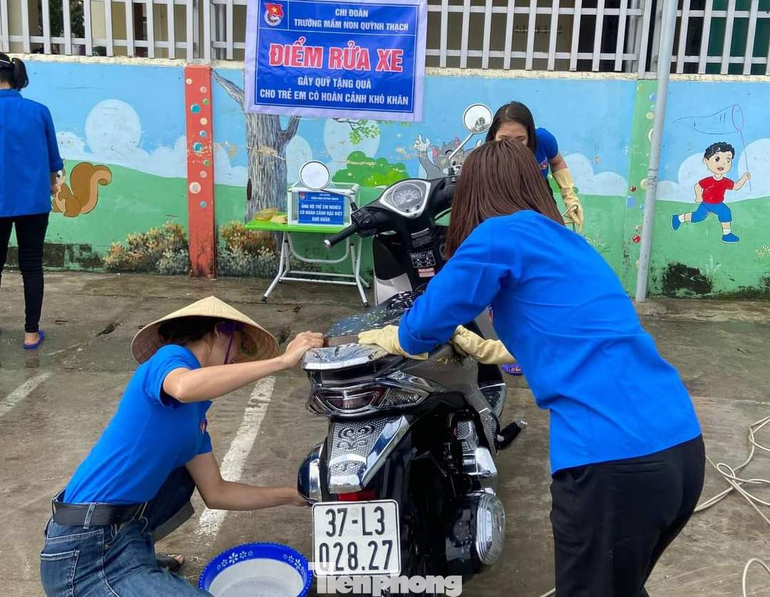 Tuy điểm rửa xe chỉ mới được lập ra nhưng nhờ có nhiều phụ huynh, người dân ủng hộ nên các đoàn viên đã thu về được cả triệu đồng ủng hộ vào quỹ.