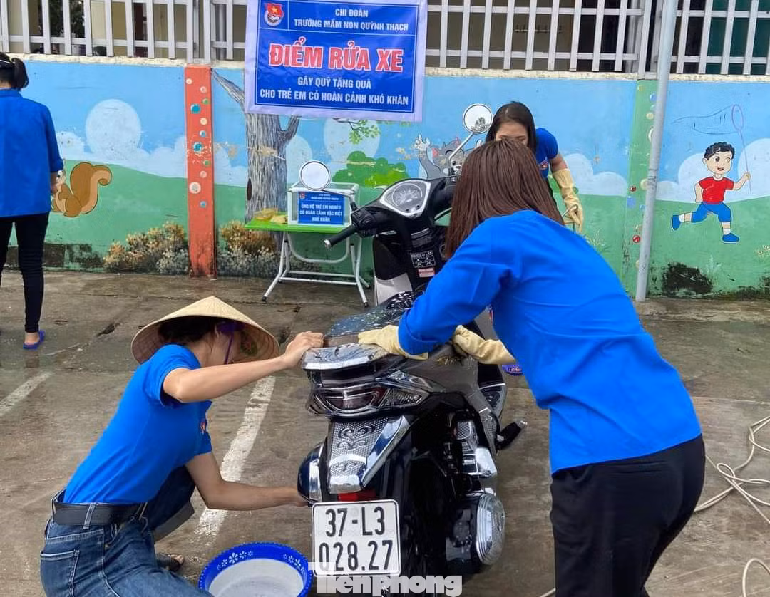 Tuy điểm rửa xe chỉ mới được lập ra nhưng nhờ có nhiều phụ huynh, người dân ủng hộ nên các đoàn viên đã thu về được cả triệu đồng ủng hộ vào quỹ.