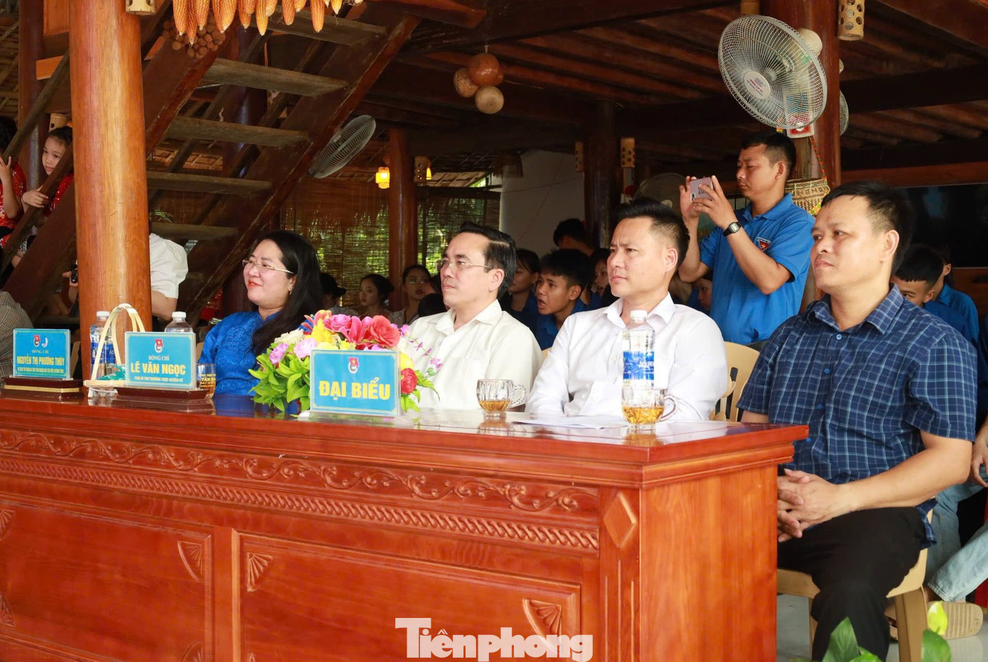 Tham dự buổi lễ có chị Nguyễn Thị Phương Thúy - Ủy viên Ban Chấp hành T.Ư Đoàn, Bí thư Tỉnh Đoàn, Chủ tịch Hội LHTN Việt Nam tỉnh Nghệ An; ông Lê Văn Ngọc - Phó Bí thư Thường trực Huyện ủy Tân Kỳ. Đại diện lãnh đạo, các đoàn thể xã Tiên Kỳ cùng đông đảo đoàn viên thanh niên, các em thiếu nhi trong Câu lạc bộ bảo tồn văn hóa dân tộc Thái xã Tiên Kỳ.