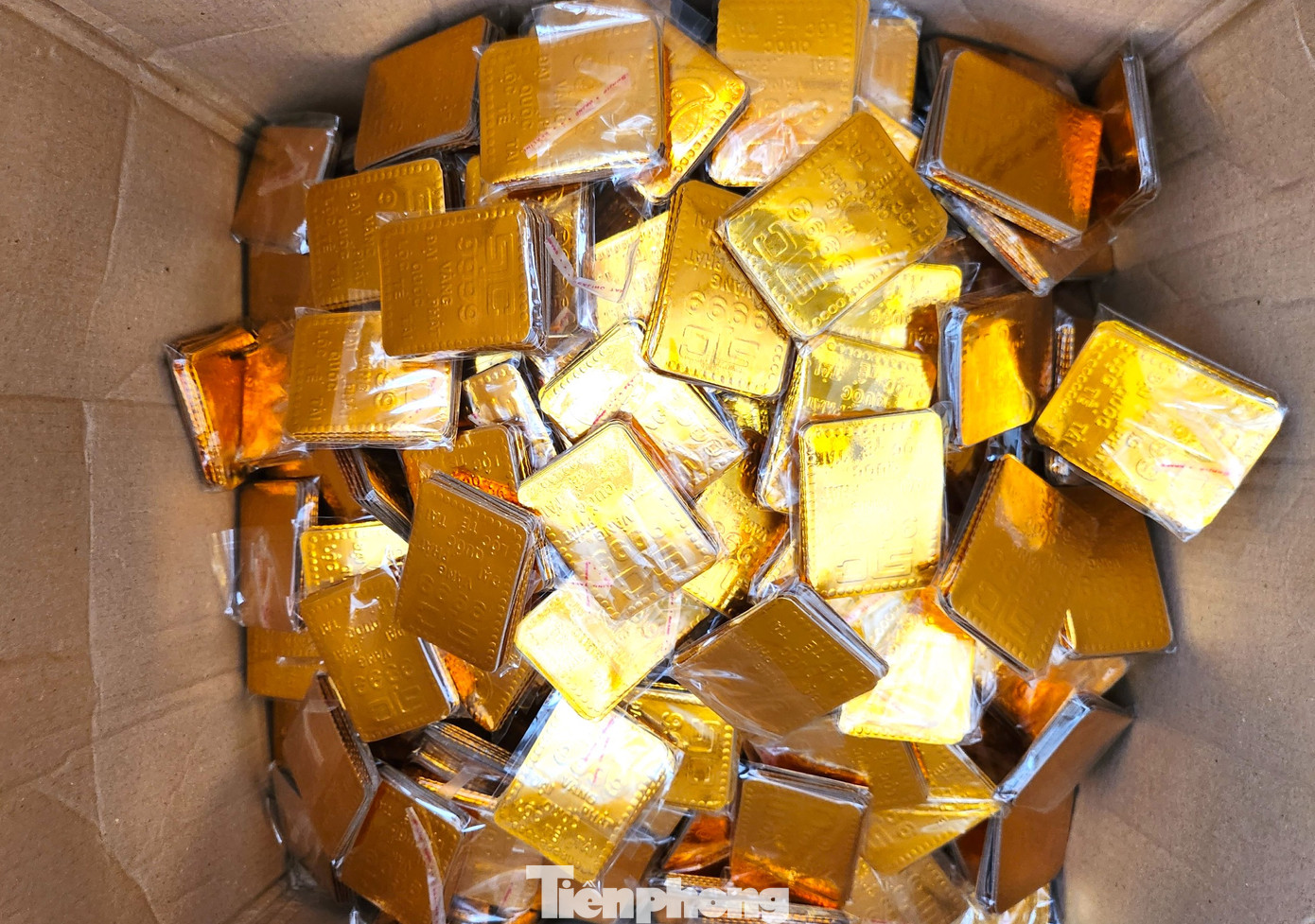 Ngoài những con vật, đồ dùng bằng giấy thì thứ không thể thiếu đó chính là vàng miếng. "Hầu hết trong tất cả túi đồ vàng mã để hóa cúng tiến đều phải có tiền và vàng", bà Hoa - một người thợ chuyên gấp vàng mã chia sẻ. Ngoài những con vật, đồ dùng bằng giấy thì thứ không thể thiếu đó chính là vàng miếng. "Hầu hết trong tất cả túi đồ vàng mã để hóa cúng tiến đều phải có tiền và vàng", bà Hoa - một người thợ chuyên gấp vàng mã chia sẻ.