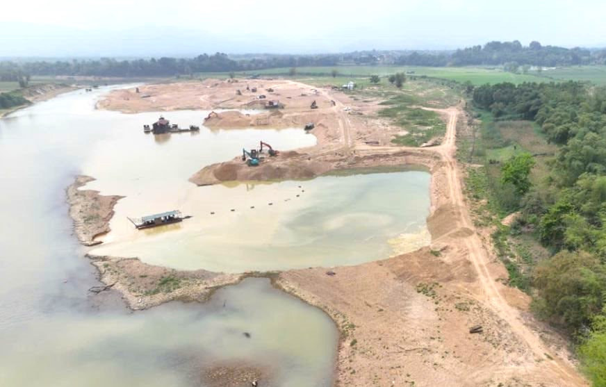 Một khúc sông Con (Nghệ An) có nhiều mỏ khai thác cát sỏi. (Ảnh: Đ.T).