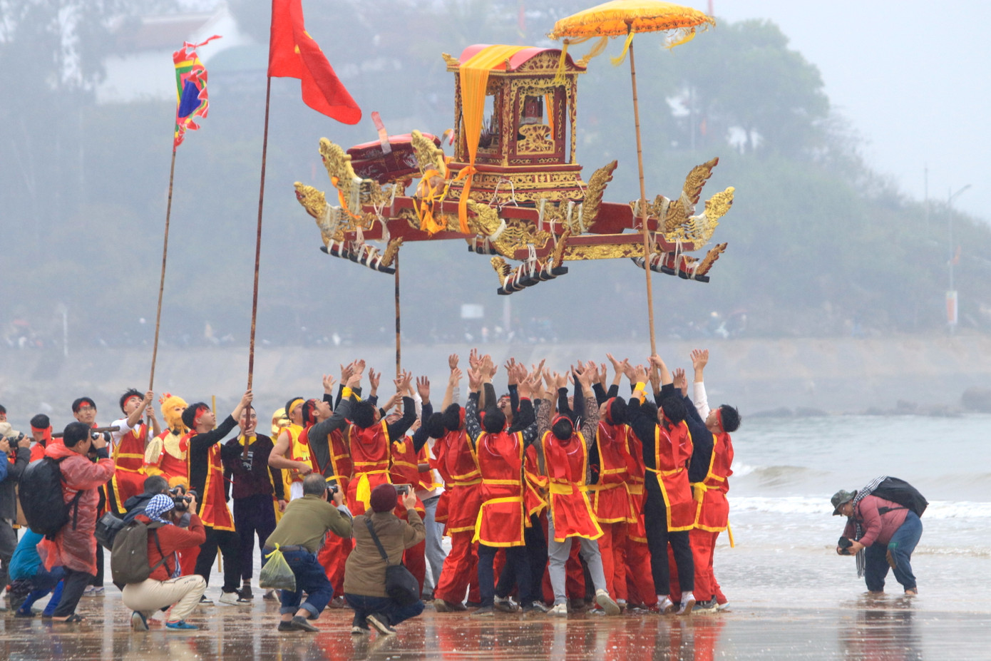 Những pha tung kiệu lễ độc đáo được mong chờ nhất của lễ hội. Những pha tung kiệu lễ độc đáo được mong chờ nhất của lễ hội.