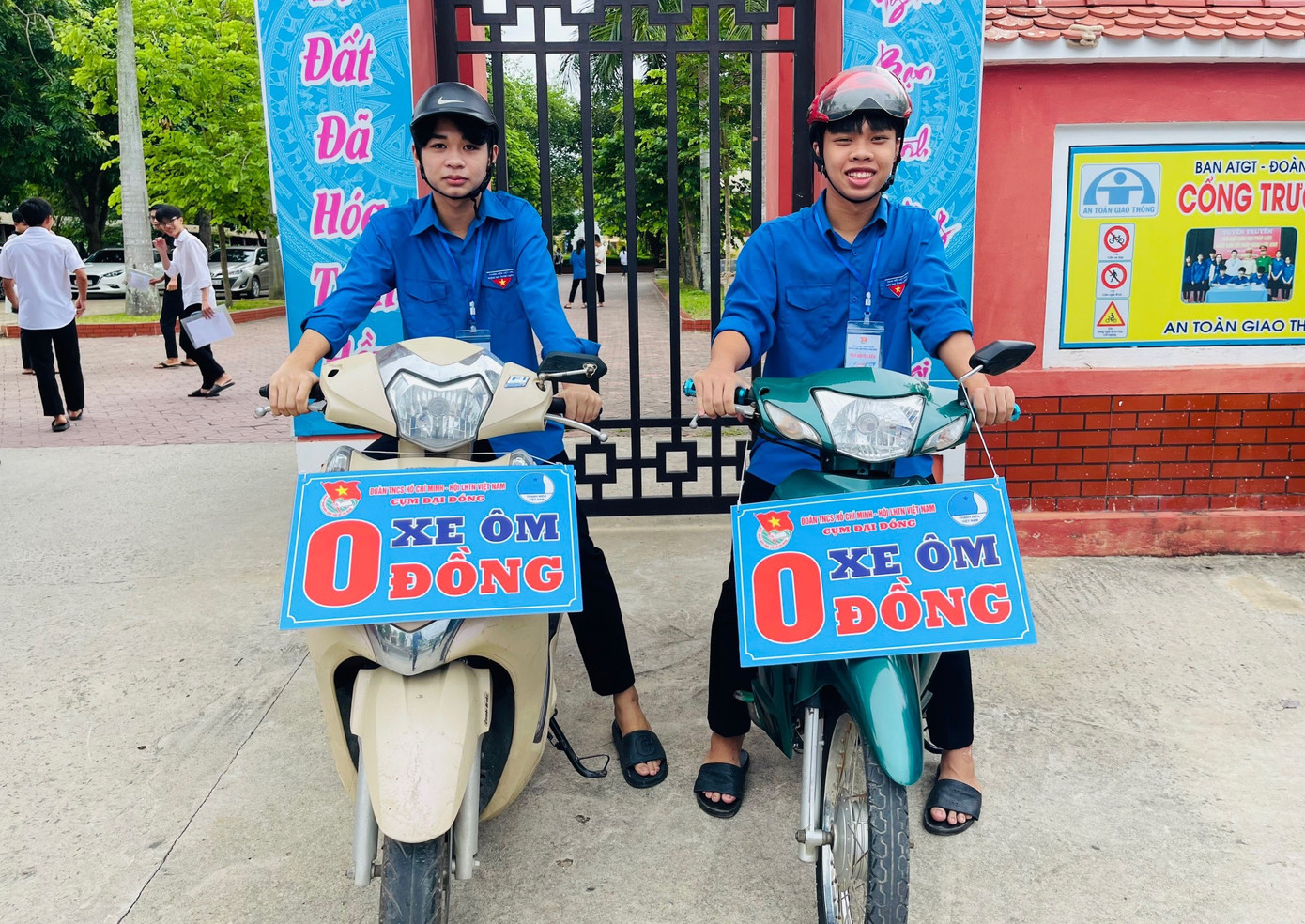 Các đoàn viên thanh niên huyện Thanh Chương (Nghệ An) lập nhiều đội hình xe ôm, xe taxi 0 đồng để hỗ trợ vận chuyển miễn phí thí sinh và người nhà có hoàn cảnh khó khăn. Các đoàn viên thanh niên huyện Thanh Chương (Nghệ An) lập nhiều đội hình xe ôm, xe taxi 0 đồng để hỗ trợ vận chuyển miễn phí thí sinh và người nhà có hoàn cảnh khó khăn.