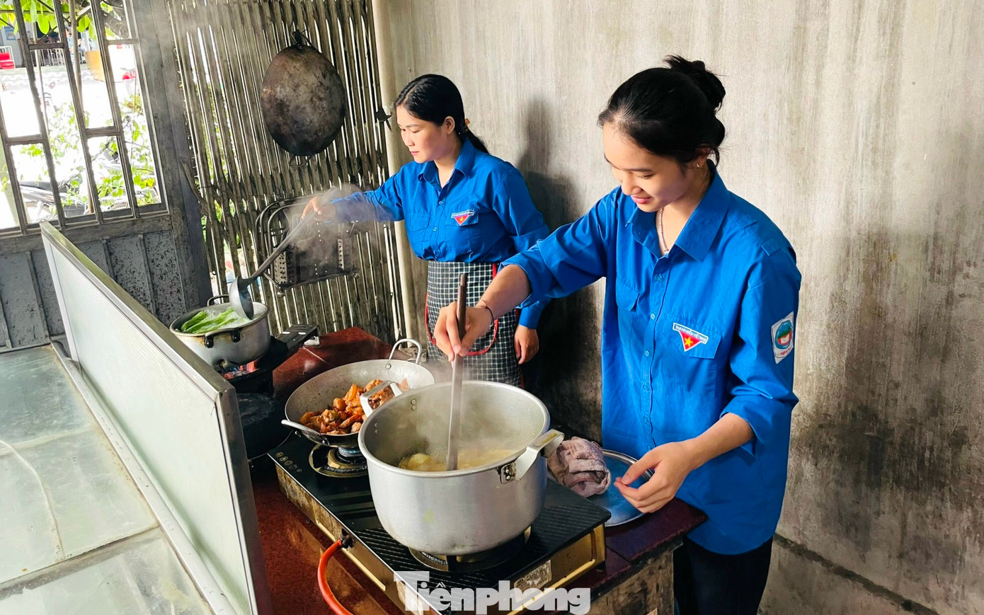 "Bữa cơm dành cho các thí sinh và người nhà được nấu đầy đủ chất dinh dưỡng với nhiều món như chả cuốn, thịt kho trứng, canh, chả rán, rau cải... giúp các em ăn no có sức khỏe để hoàn thành tốt kỳ thi", Bí thư Đoàn thị trấn Thạch Giám Lô Thị Lan chia sẻ.