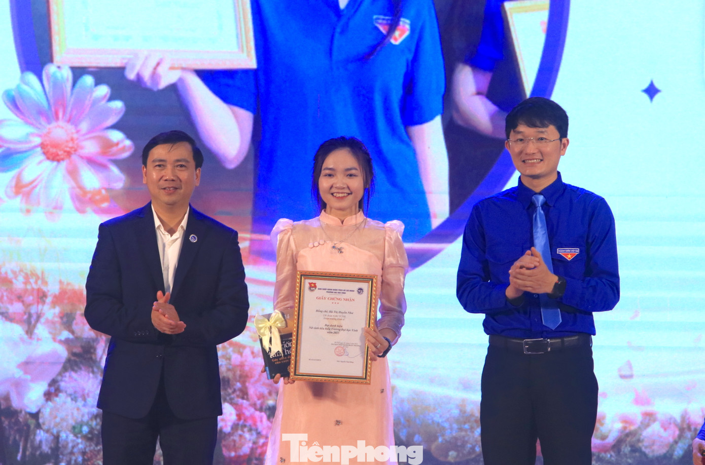 Trao Giấy chứng nhận cho 69 nữ sinh tiêu biểu năm 2025. Trao Giấy chứng nhận cho 69 nữ sinh tiêu biểu năm 2025.