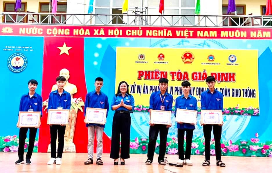 Nhóm 6 nam sinh nhận giấy khen từ Ban Chấp hành Huyện Đoàn Tân Kỳ vì đã có hành động dũng cảm cứu, giúp người trong mưa lũ.