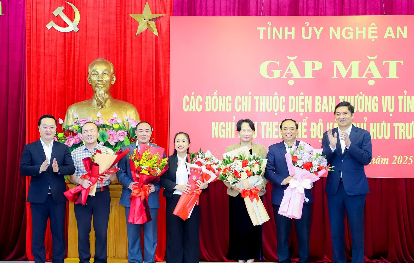 Ông Nguyễn Đức Trung - Bí thư Tỉnh ủy Nghệ An và ông Hoàng Nghĩa Hiếu - Phó Bí thư Thường trực Tỉnh ủy, Chủ tịch HĐND tỉnh tặng hoa cho các cán bộ thuộc diện Tỉnh ủy quản lý tự nguyện nghỉ hưu trước tuổi theo Nghị định 178 của Chính phủ. (Ảnh: P. Bằng). Ông Nguyễn Đức Trung - Bí thư Tỉnh ủy Nghệ An và ông Hoàng Nghĩa Hiếu - Phó Bí thư Thường trực Tỉnh ủy, Chủ tịch HĐND tỉnh tặng hoa cho các cán bộ thuộc diện Tỉnh ủy quản lý tự nguyện nghỉ hưu trước tuổi theo Nghị định 178 của Chính phủ. (Ảnh: P. Bằng).