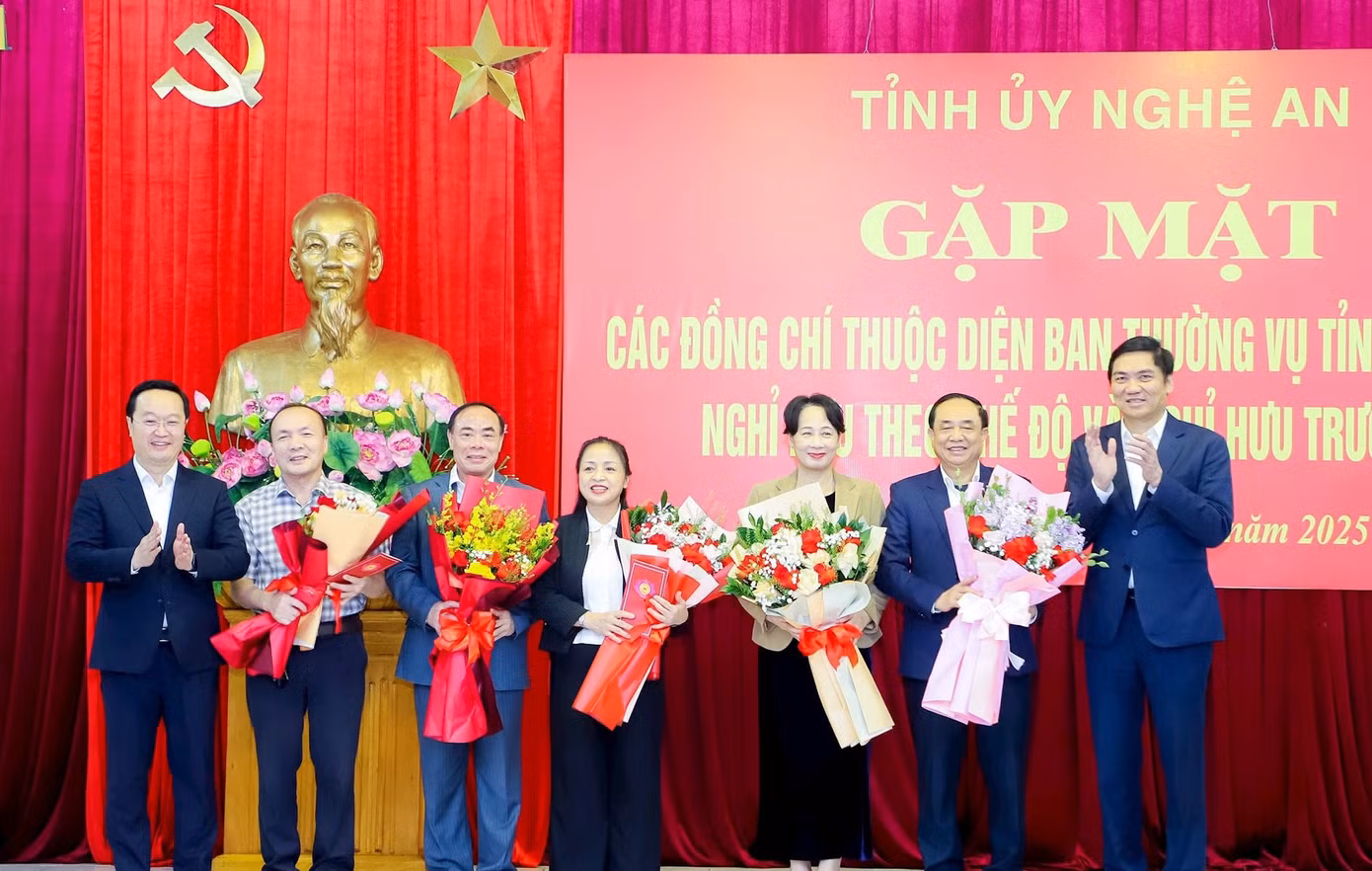Ông Nguyễn Đức Trung - Bí thư Tỉnh ủy Nghệ An và ông Hoàng Nghĩa Hiếu - Phó Bí thư Thường trực Tỉnh ủy, Chủ tịch HĐND tỉnh tặng hoa cho các cán bộ thuộc diện Tỉnh ủy quản lý tự nguyện nghỉ hưu trước tuổi theo Nghị định 178 của Chính phủ. (Ảnh: P. Bằng).