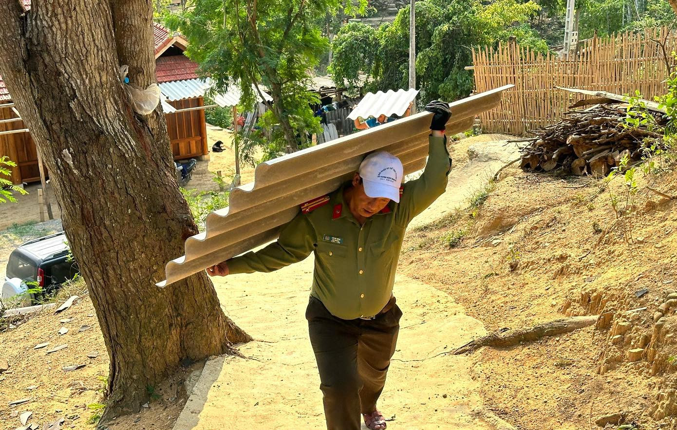 Do nhà người dân ở khu vực núi, địa bàn dốc, các cán bộ chiến sỹ công an phải bốc vác mái ngói lên để lợp lại nhà giúp người dân. Do nhà người dân ở khu vực núi, địa bàn dốc, các cán bộ chiến sỹ công an phải bốc vác mái ngói lên để lợp lại nhà giúp người dân.
