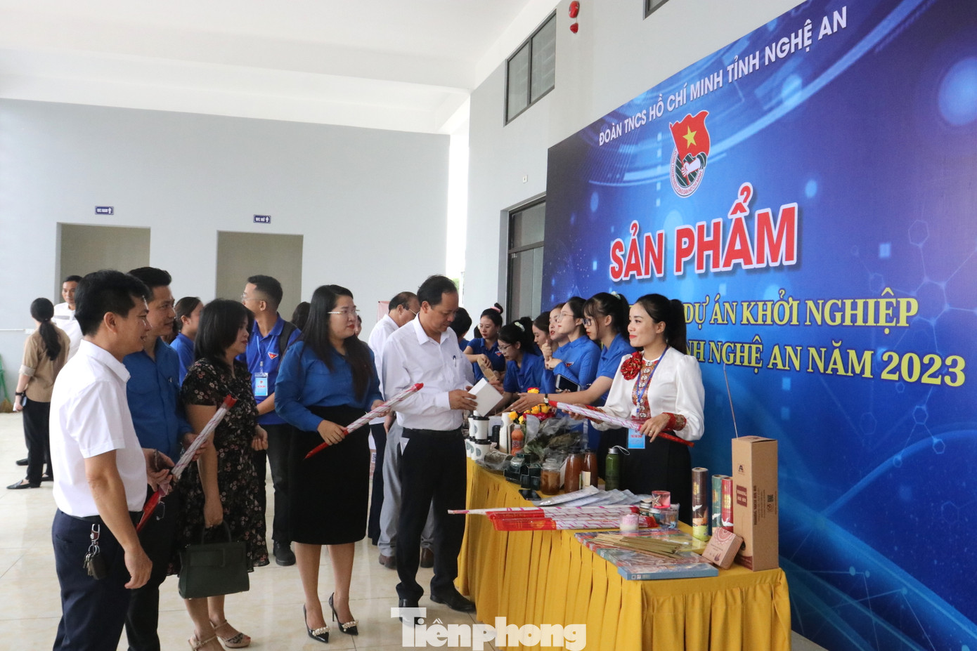 Trước khi diễn ra các vòng thi, Ban tổ chức, Ban giám khảo tham quan các gian hàng trưng bày sản phẩm tiêu biểu của các dự án thanh niên khởi nghiệp. Trước khi diễn ra các vòng thi, Ban tổ chức, Ban giám khảo tham quan các gian hàng trưng bày sản phẩm tiêu biểu của các dự án thanh niên khởi nghiệp.