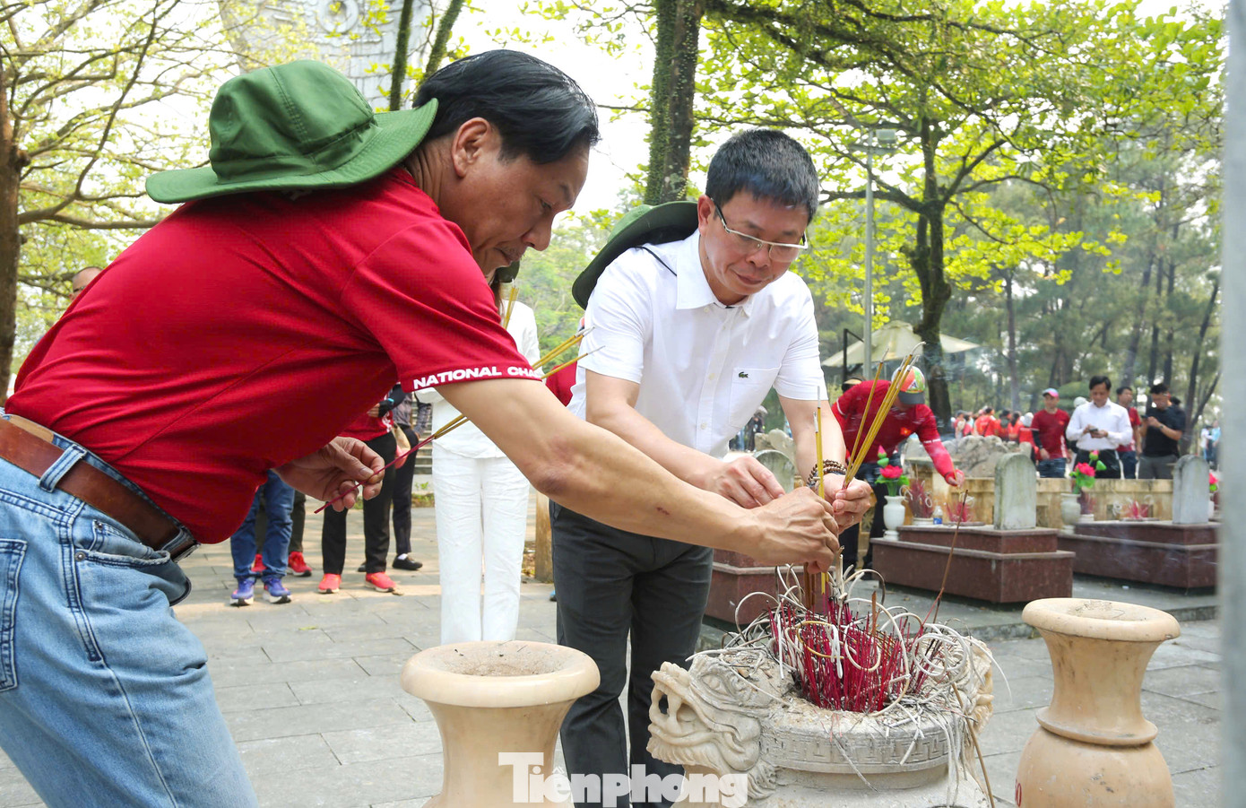 Nhà báo Phùng Công Sưởng - Tổng Biên tập báo Tiền Phong cùng nhà báo Lê Minh Toản - Phó Tổng Biên tập báo Tiền Phong và các đại biểu thắp hương tri ân các Anh hùng liệt sĩ.