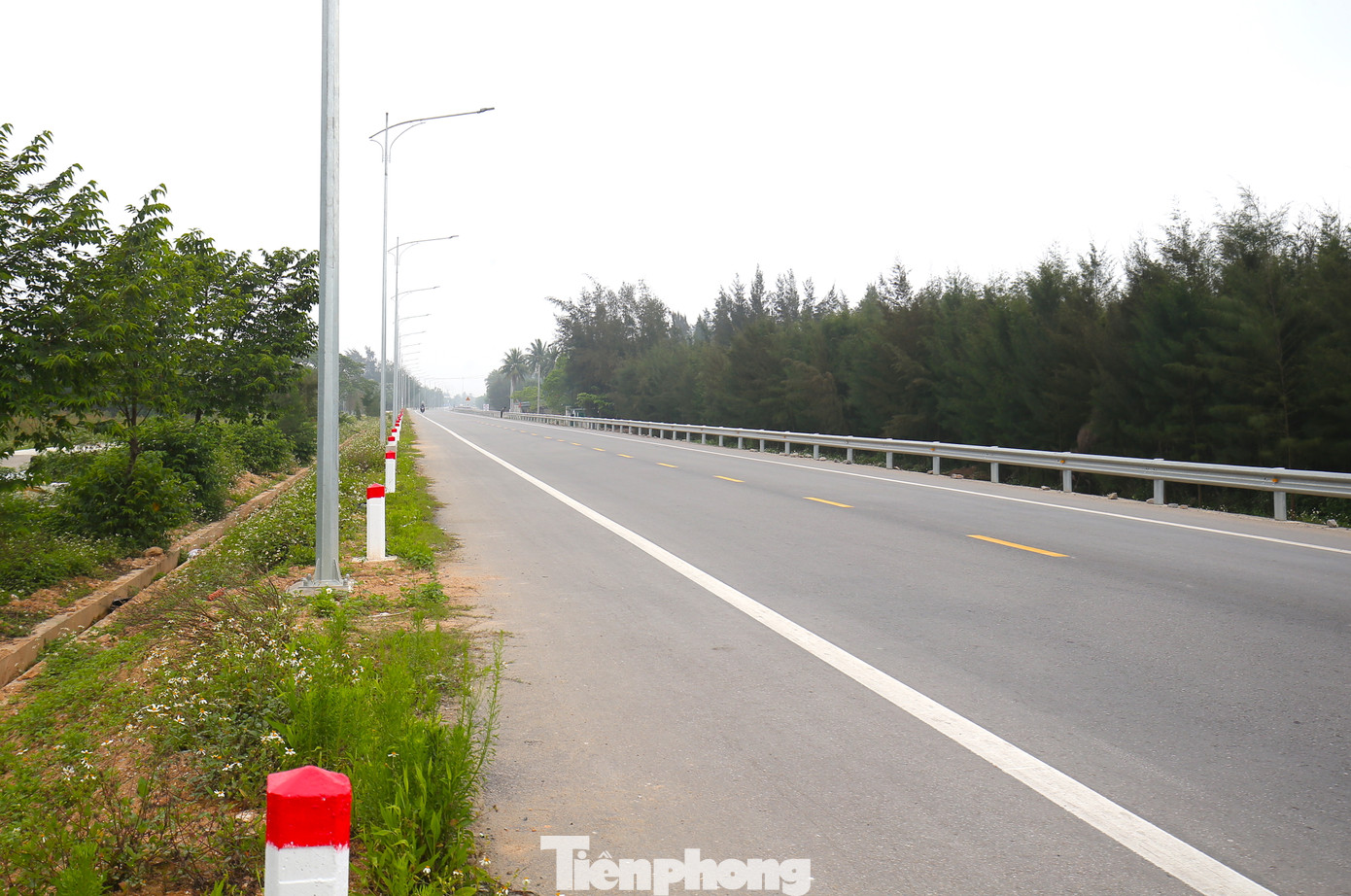 Trên tuyến nhiều đoạn đã xây dựng, lắp đặt hệ thống đèn chiếu sáng hoàn thiện và cho phép các phương tiện lưu thông.