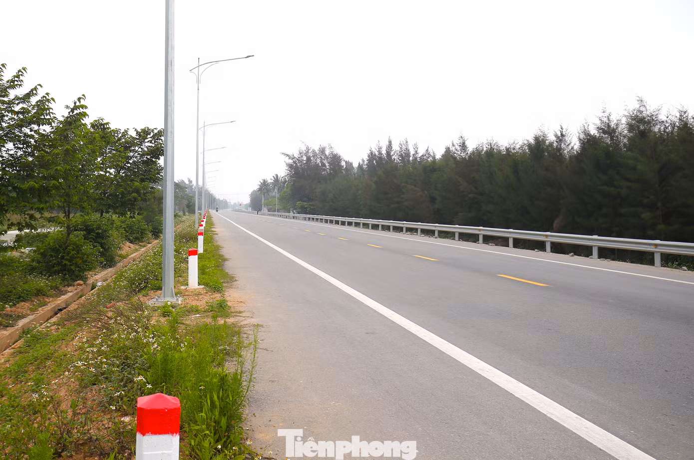 Trên tuyến nhiều đoạn đã xây dựng, lắp đặt hệ thống đèn chiếu sáng hoàn thiện và cho phép các phương tiện lưu thông.